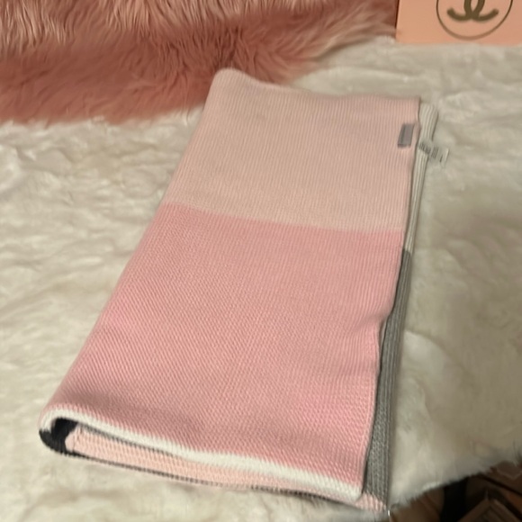 Elegant baby pink blanket - Picture 1 of 5
